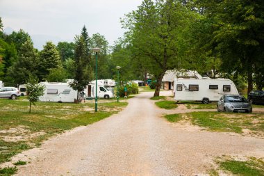 Bled, Slovenya - 21.06.2017: Slovence Alpleri'nde Bled Gölü kıyısında kamp römorklar