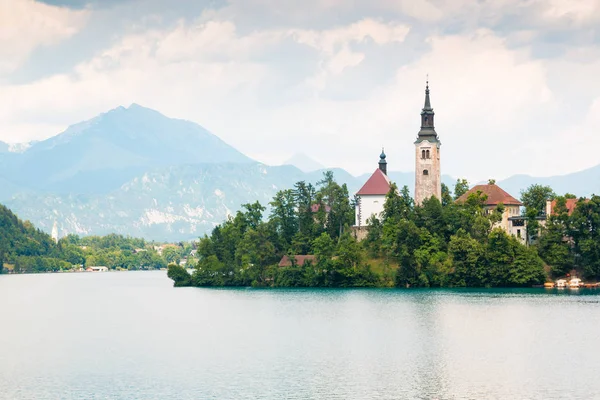 St Marys Kilisesi Bled içinde küçük adada ile Lake Bled