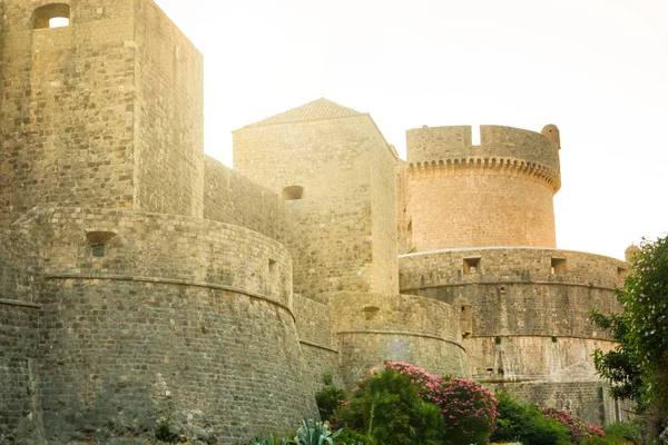 Башня Минчета и средневековые городские стены Дубровника в Хорватии — стоковое фото
