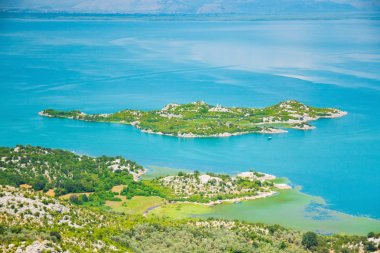 İşkodra Gölü (Skadarsko jezero) Karadağ'ın bir ulusal parkta panoramik manzaralı