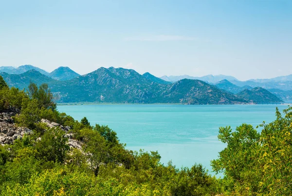 Panorámás kilátás nyílik a Skadar-tó (Skadarsko jezero) egy nemzeti parkban, Montenegróban — Stock Fotó