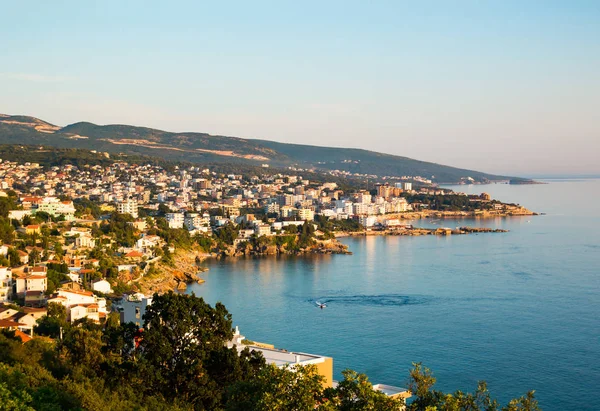 Görünümü, köy, Dobra Voda, Karadağ'ın günbatımı ışık alan Bar