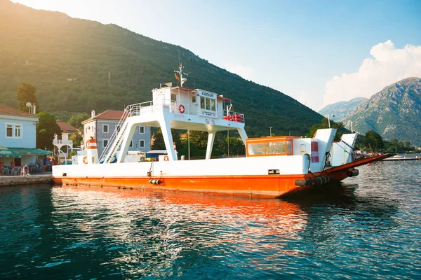 Kotor, Karadağ - 26.06.2017: Karadağ Kotor Körfezi arasında Herceg Novi ve Kotor kentleri bağlama araba feribot
