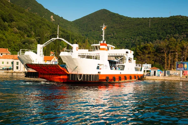 Kotor, Karadağ - 26.06.2017: Karadağ Kotor Körfezi arasında Herceg Novi ve Kotor kentleri bağlama araba feribot