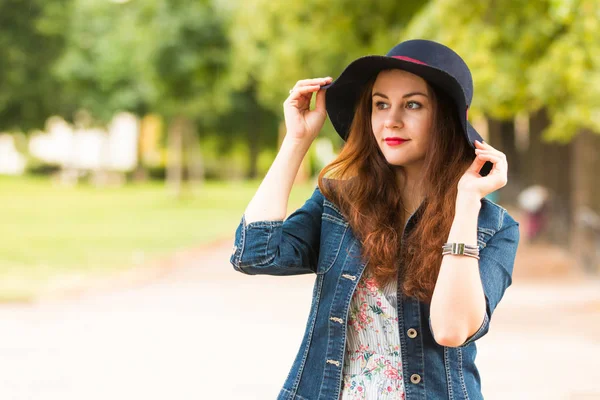 Ritratto della bella ragazza alla moda con cappello all'aperto il giorno d'estate — Foto Stock