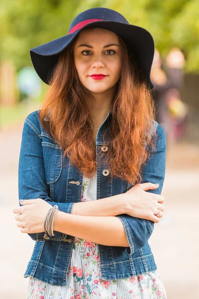 Ritratto della bella ragazza alla moda con cappello all'aperto il giorno d'estate — Foto Stock