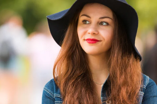 Ritratto della bella ragazza alla moda con cappello all'aperto il giorno d'estate — Foto Stock