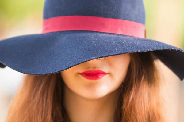 Sexy joven bonita mujer con labios rojos en vintage sombrero retro primer plano — Foto de Stock