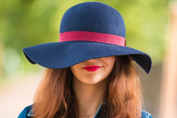 Sexy giovane bella donna con labbra rosse in vintage cappello retrò primo piano — Foto Stock