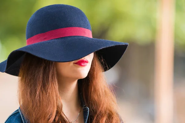 Sexy joven bonita mujer con labios rojos en vintage sombrero retro primer plano — Foto de Stock