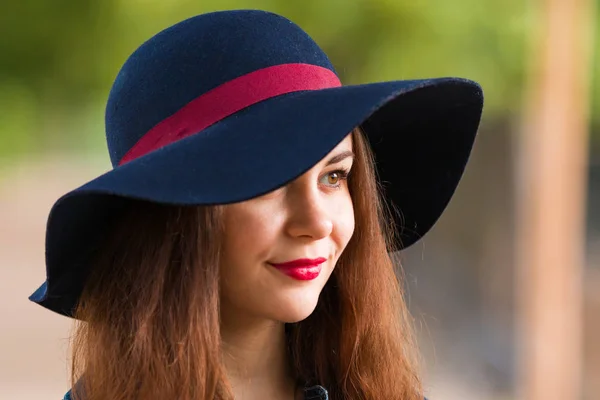 Sexy giovane bella donna con labbra rosse in vintage cappello retrò primo piano — Foto Stock