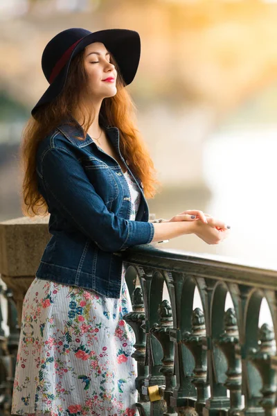 Retrato de la hermosa chica de moda con sombrero en terraplén en el día de verano — Foto de Stock