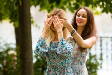 İki genç arkadaşlarım birlikte komik deli vakit geçiriyor