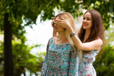 İki genç arkadaşlarım birlikte komik deli vakit geçiriyor