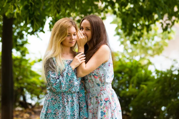 Deux jolis adolescents plus mignons partagent des secrets — Photo