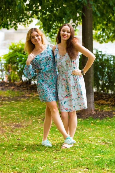 Deux belles jeunes femmes qui s'amusent dans le parc — Photo