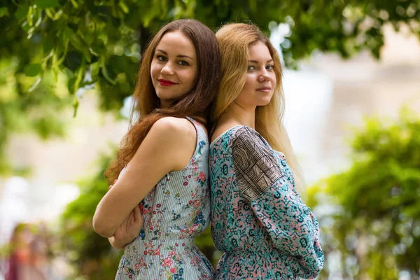 Две красивые молодые женщины развлекаются в парке — стоковое фото