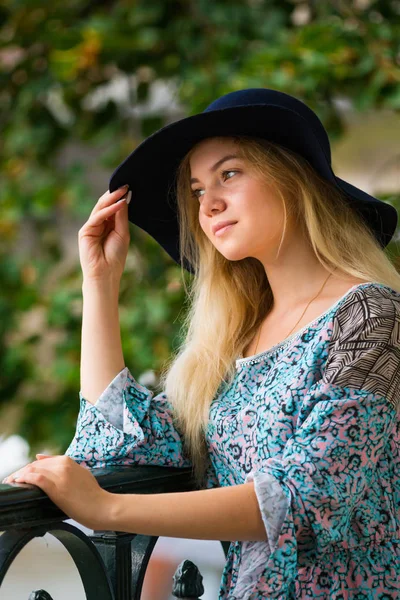 Ritratto di ragazza bionda alla moda con cappello sul terrapieno nel giorno d'estate — Foto Stock