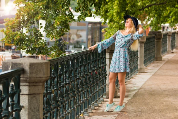 Ritratto di ragazza bionda alla moda con cappello sul terrapieno nel giorno d'estate — Foto Stock