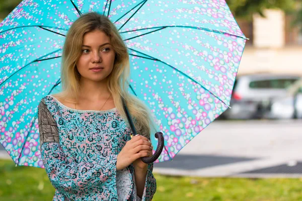 Ritratto di giovani donne felici con ombrello blu in strada — Foto Stock