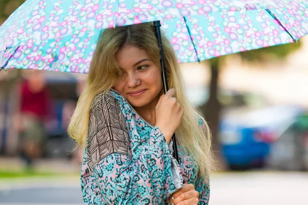 Ritratto di giovani donne felici con ombrello blu in strada — Foto Stock