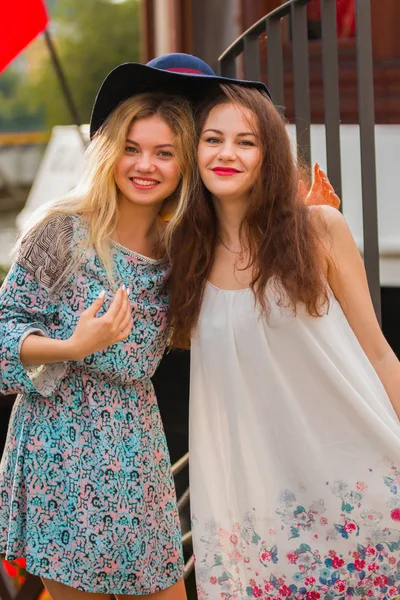 Deux belles jeunes femmes s'amusent dans la rue de la ville — Photo