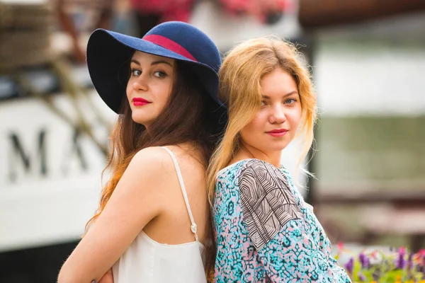 Две красивые молодые женщины веселятся на улице города — стоковое фото