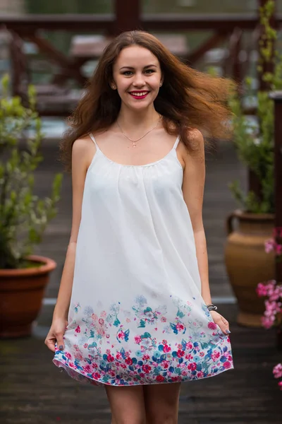 Retrato de la hermosa chica de moda en vestido blanco en movimiento — Foto de Stock