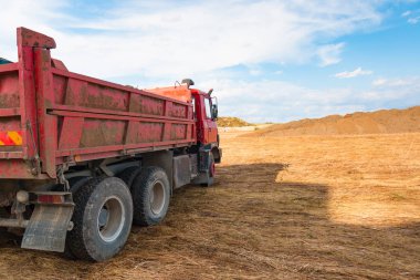 İnşaat başlamadan toprakları üzerinde sarı kamyon