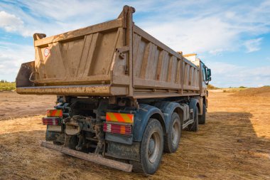 İnşaat başlamadan toprakları üzerinde sarı kamyon