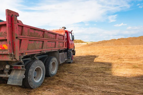 İnşaat başlamadan toprakları üzerinde sarı kamyon