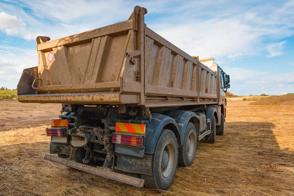 İnşaat başlamadan toprakları üzerinde sarı kamyon