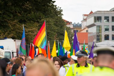 Prague, Çek Cumhuriyeti - 12.08.2017: Prag gurur 2017. Lgbt Eşcinsel geçit töreninde insanlar Ağustos ayında Prag