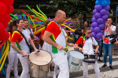 Prague, Çek Cumhuriyeti - 12.08.2017: Prag gurur 2017. Lgbt Eşcinsel geçit töreninde insanlar Ağustos ayında Prag