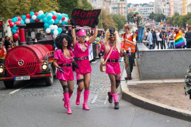 Prague, Çek Cumhuriyeti - 12.08.2017: Prag gurur 2017. Lgbt Eşcinsel geçit töreninde insanlar Ağustos ayında Prag