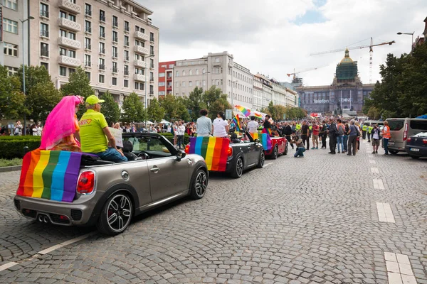 PRAGA, REPÚBLICA CHECA - 12.08.2017: El orgullo de Praga 2017. La gente en el desfile gay LGBT en agosto en Praga —  Fotos de Stock