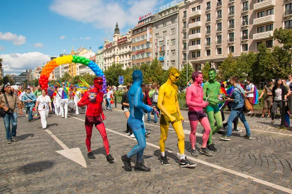 Prague, Tsjechië - 12.08.2017: Praag trots 2017. Mensen op de gay parade Lgbt in augustus in Praag — Stockfoto