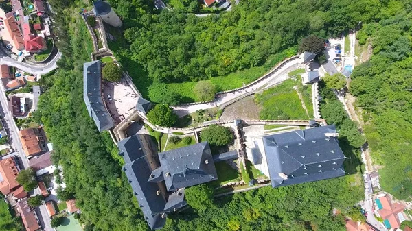 Letecký pohled na středověký hrad Karlštejn v České republice, Drone zobrazení — Stock fotografie