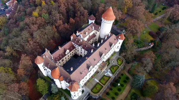 Вид с воздуха на средневековый замок Конописте в Чехии, вид с дрона — стоковое фото