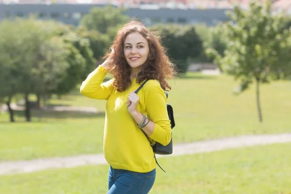 Retrato de la hermosa chica de moda en el parque en el día soleado — Foto de Stock