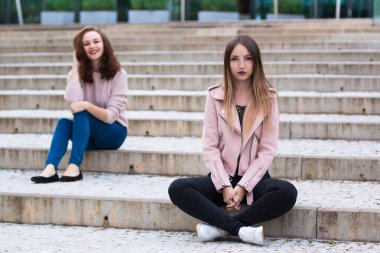 Eğlenceli şehir sokakta iki güzel genç kadın