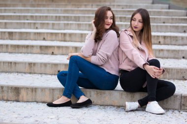 Eğlenceli şehir sokakta iki güzel genç kadın