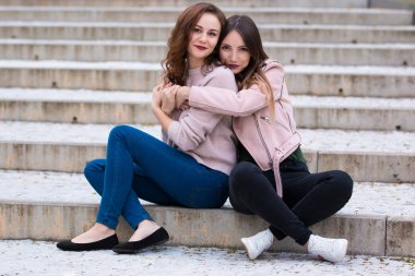 Eğlenceli şehir sokakta iki güzel genç kadın