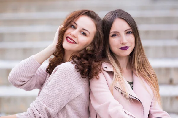 Två vackra unga kvinnor att ha kul på gatan av staden — Stockfoto