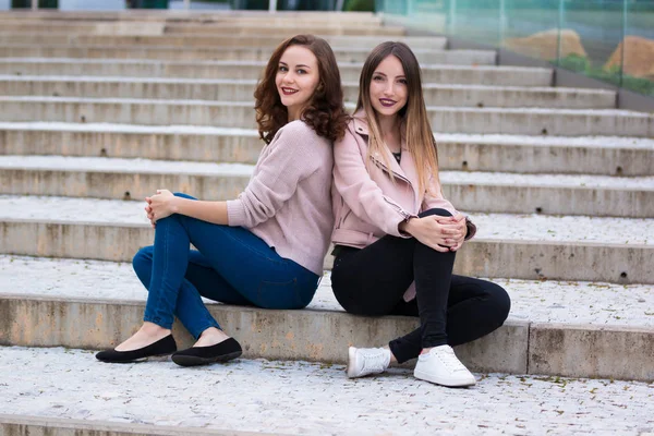 Eğlenceli şehir sokakta iki güzel genç kadın