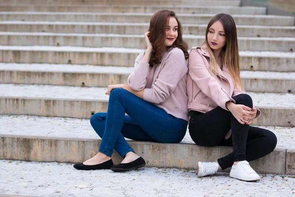 Eğlenceli şehir sokakta iki güzel genç kadın