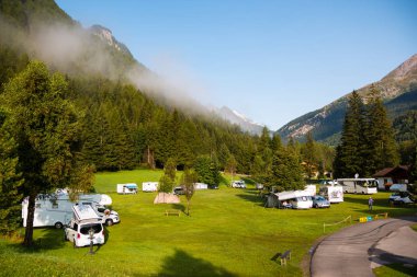 Hohe Tauern Milli Parkı Grossglockner dağda altında kamp römorklar