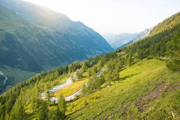 Landweg naar de Grossglockner in de Alpen in Oostenrijk — Stockfoto