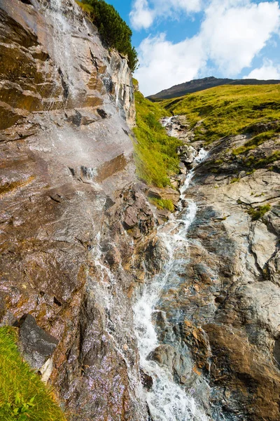 Cascada en la carretera alpina Grossglockner en los Alpes europeos — Foto de Stock