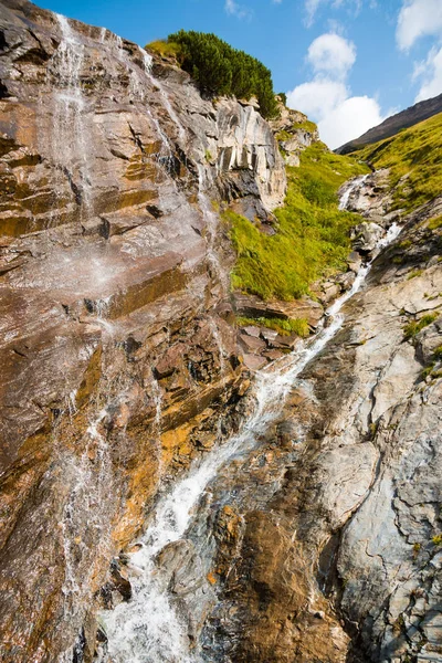 Cascada en la carretera alpina Grossglockner en los Alpes europeos — Foto de Stock